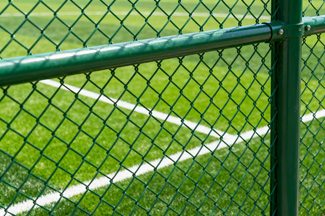 球场围网采购：避开三大误区，甄特护栏助你省心购(图1)