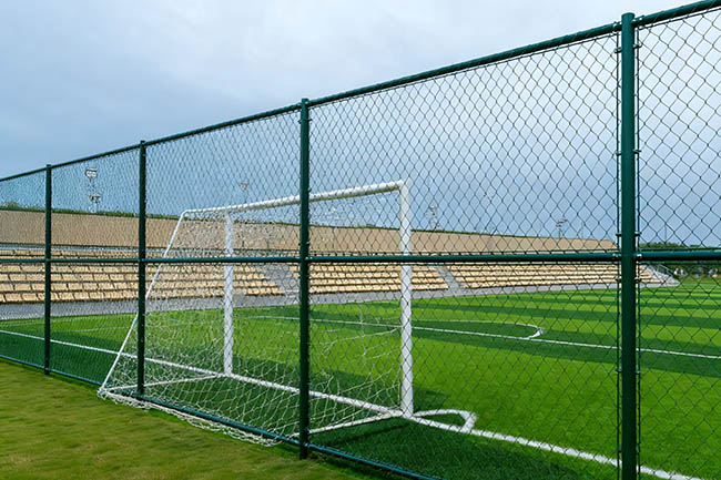 球场围网采购：识破陷阱，优选河北甄特护栏(图1)