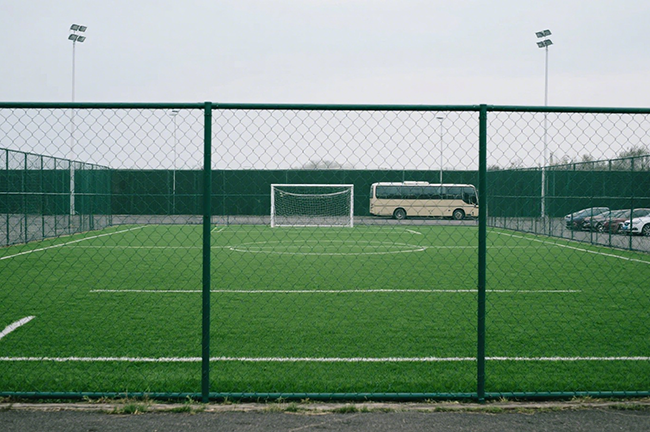 球场围网一米差 125 元？过来人曝坑 + 省钱招，不花冤枉钱(图1)